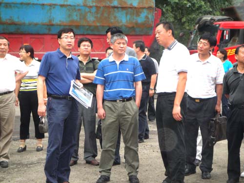 交通部科技司副司長(cháng)任錦雄參觀(guān)指導我公司橡膠瀝青生產(chǎn)設備