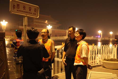交通部公路院院長(cháng)周偉在長(cháng)安街橡膠瀝青路面施工現場(chǎng)進(jìn)行技術(shù)指導