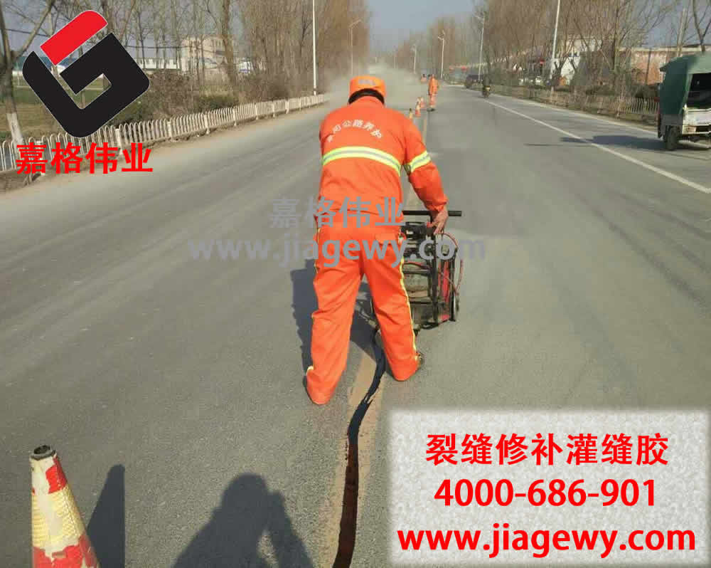 公路養路人的工作熱情勝過(guò)熔化后的道路密封膠
