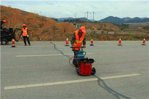 水泥混凝土道路路面的伸縮縫需要灌縫什么樣的瀝青材料呢？