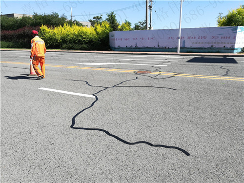 山東道路養護現場(chǎng)使用施工效率高的嘉格公路貼縫帶修補道路裂縫