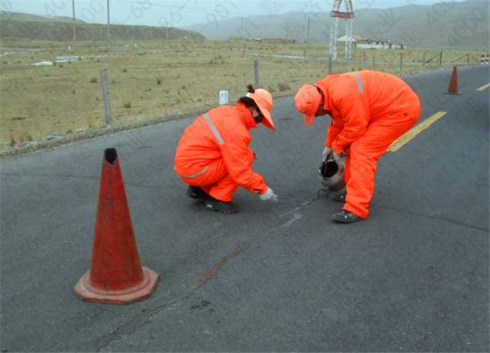 公路裂縫修補用的防水油膏和灌縫瀝青區別在哪里？