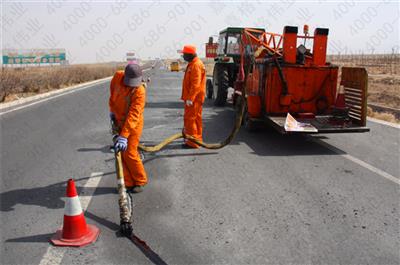 針對道路路面裂縫,應采取什么樣的嘉格灌縫膠進(jìn)行灌縫處理呢？